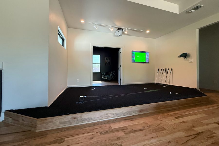 Private residence in Dallas: a raised putting platform with a wall display