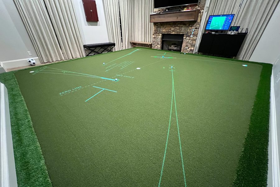 Sugarloaf residence: a living-room putting green with projected putting lines